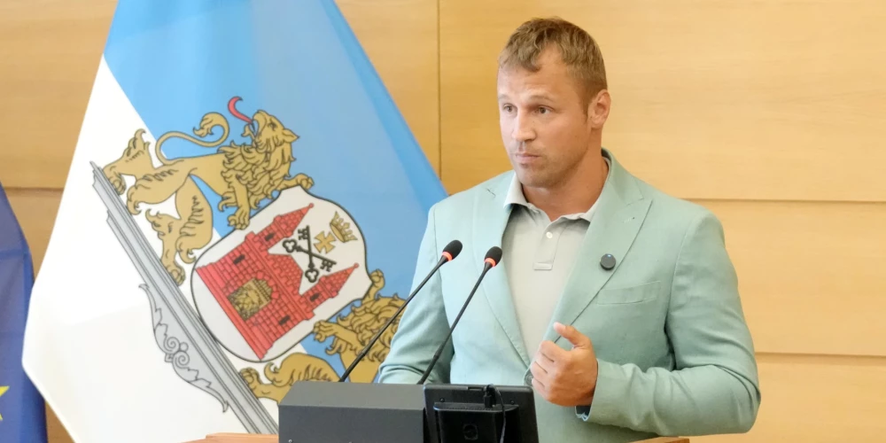 Rīgas domes depuāts Mairis Briedis piedalās domes sēdē.