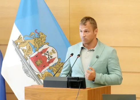 Rīgas domes depuāts Mairis Briedis piedalās domes sēdē.