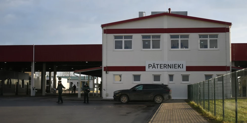 Ar valdības rīkojumu tiks noteikts pienākums Valsts robežsardzei no 2025.gada 15.oktobra neļaut pasažieru pārvadātājiem veikt starptautiskos neregulāros pasažieru pārvadājumus ar autobusiem, šķērsojot Latvijas-Baltkrievijas un Latvijas-Krievijas robežu uz autoceļiem Pāternieku, Grebņevas un Terehovas robežšķērsošanas vietās.