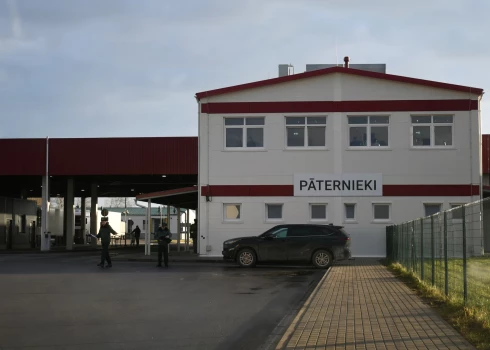 Ar valdības rīkojumu tiks noteikts pienākums Valsts robežsardzei no 2025.gada 15.oktobra neļaut pasažieru pārvadātājiem veikt starptautiskos neregulāros pasažieru pārvadājumus ar autobusiem, šķērsojot Latvijas-Baltkrievijas un Latvijas-Krievijas robežu uz autoceļiem Pāternieku, Grebņevas un Terehovas robežšķērsošanas vietās.