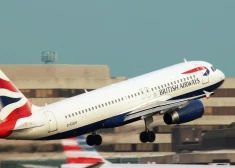 "British Airways" atlaiž no darba ilggadēju stjuarti - tiesā lemj, ka viņa pelnījusi "elastīgāku pieeju"
