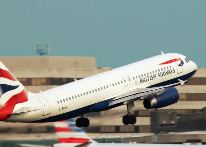 "British Airways" atlaiž no darba ilggadēju stjuarti - tiesā lemj, ka viņa pelnījusi "elastīgāku pieeju"