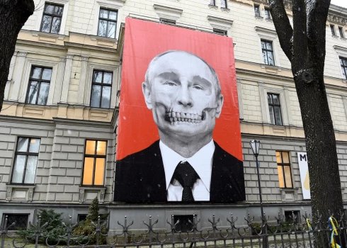 В России организацию Ziedot.lv обвиняют не только в помощи украинским военным, но и в финансировании размещения плаката на фасаде Музея истории медицины имени Паула Страдиня.