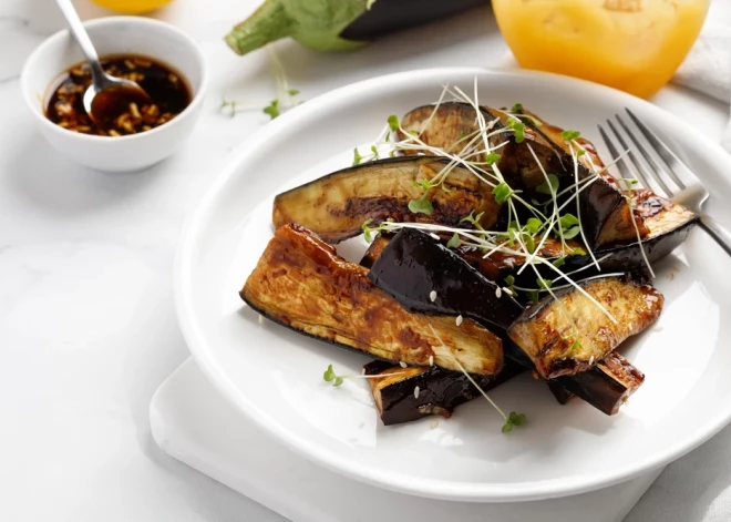 Легкий и вкусный ужин: баклажаны в медово-чесночном соусе