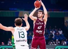 Latvijas basketbolisti papildlaikā nespēj izveidot uzbrukumu un piekāpjas Lietuvas izlasei