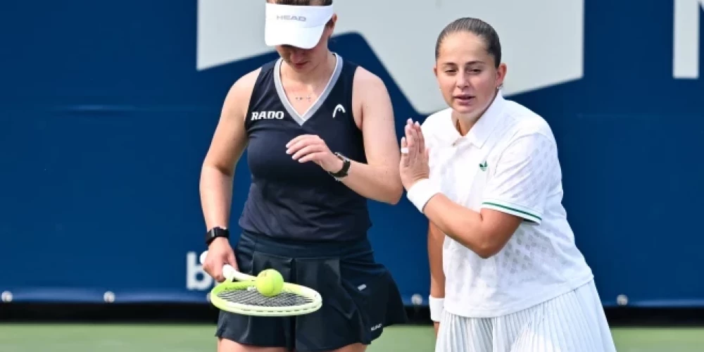 Latvijas tenisiste Aļona Ostapenko pārī ar čehieti Barboru Krejčīkovu ceturtdien izstājās no Sinsinati "WTA 1000" turnīra dubultspēļu sacensībām.