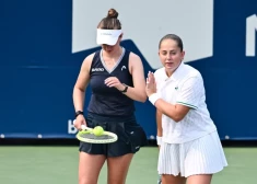 Ostapenko un Krejčīkova Sinsinati "WTA 1000" turnīra dubultspēļu ceturtdaļfināla neiziet laukumā