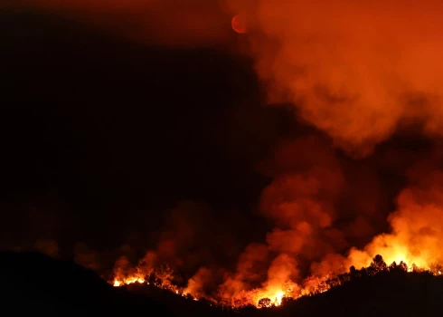 Spānijā nesenajos ugunsgrēkos gājuši bojā trīs cilvēki un tūkstošiem cilvēku bijuši spiesti evakuēties. 