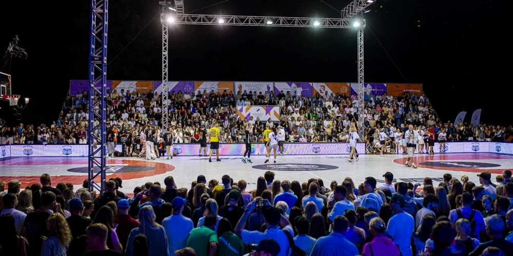 Jau rīt Rīgas dzimšanas dienas svinību ietvaros Esplanādē pie Raiņa pieminekļa sāksies XVI diennakts basketbola turnīrs “Krastu mačs”.