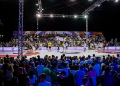 XVI "Krastu mačs" Esplanādē: politiķi, aktieri, mūziķi, aktrises un influenceri spēkosies basketbola laukumā