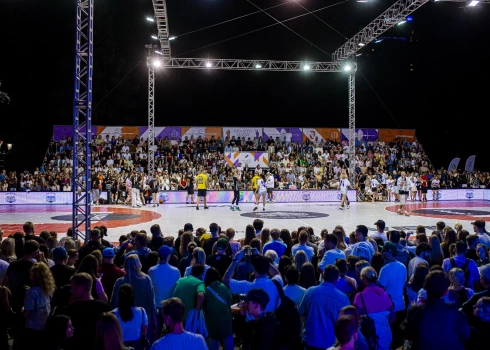 Jau rīt Rīgas dzimšanas dienas svinību ietvaros Esplanādē pie Raiņa pieminekļa sāksies XVI diennakts basketbola turnīrs “Krastu mačs”.