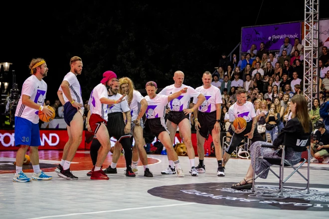 Jau rīt Rīgas dzimšanas dienas svinību ietvaros Esplanādē pie Raiņa pieminekļa sāksies XVI diennakts basketbola turnīrs “Krastu mačs”.
