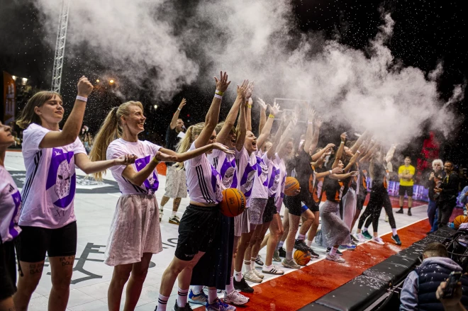 Jau rīt Rīgas dzimšanas dienas svinību ietvaros Esplanādē pie Raiņa pieminekļa sāksies XVI diennakts basketbola turnīrs “Krastu mačs”.