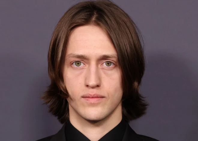 No Netflix ekrāna līdz Santamonikas bāra durvīm: kā tagad dzīvo no “Wednesday” atlaistais aktieris