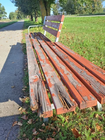 Deviņu gadu laikā soliņš pie Ogres-Ciemupes veloceliņa jau beidzis savu “darba dzīvi”.