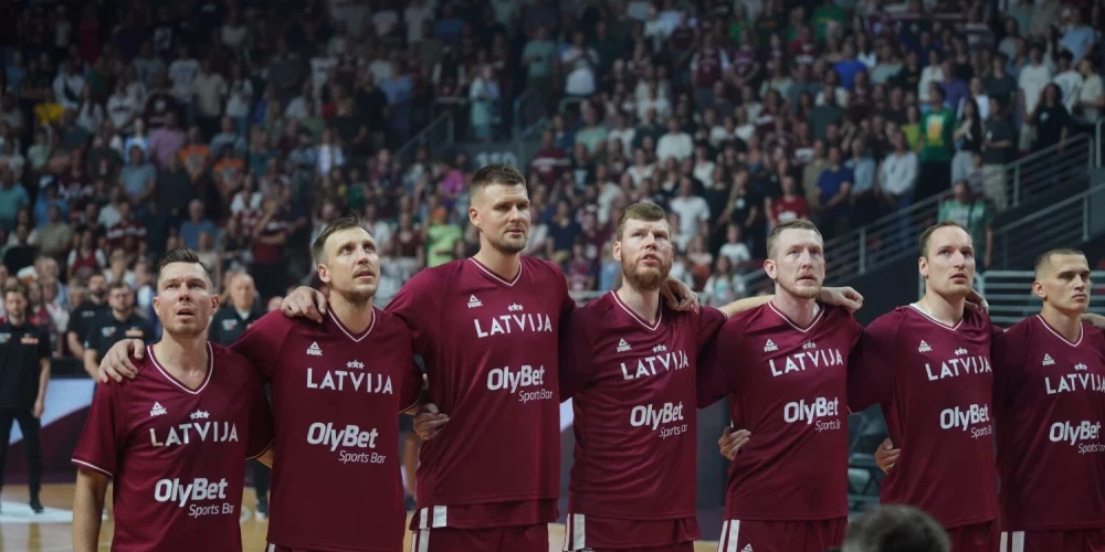 Latvijas basketbolisti dzied himnu pirms spēles pret Lietuvu.