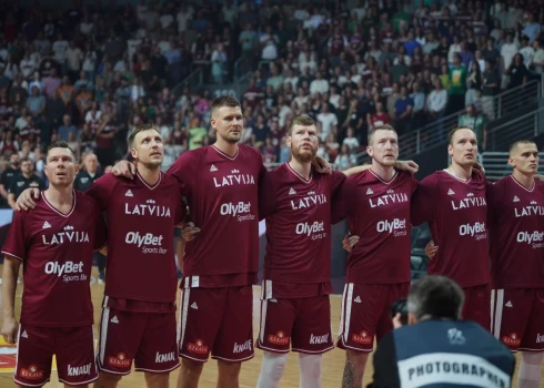 Latvijas basketbolisti dzied himnu pirms spēles pret Lietuvu.