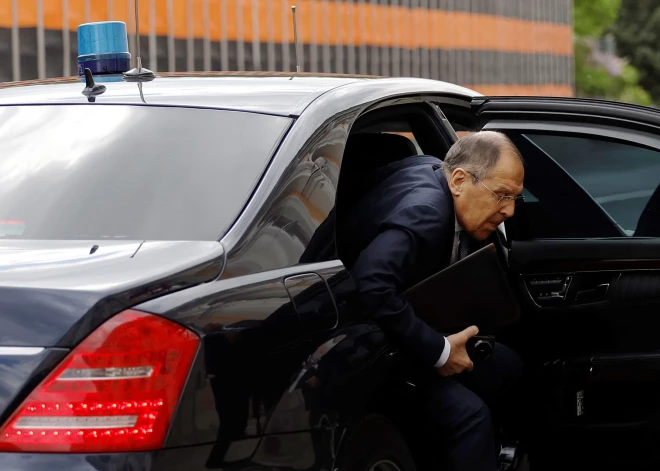 VIDEO: Krievijas ārlietu ministrs Sergejs Lavrovs ieradies uz sarunām Aļaskā - viņa krekls izsaka vairāk nekā simtiem vārdu