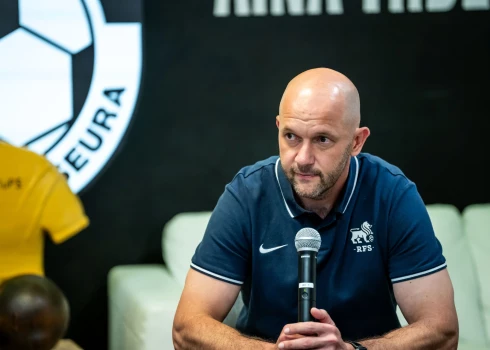 Viktors Morozs sarunā ar žurnālistiem pēc zaudējuma Somijā. 