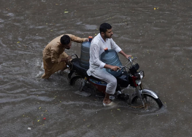 Pakistānā postošās lietavas ir prasījušas 30 dzīvības