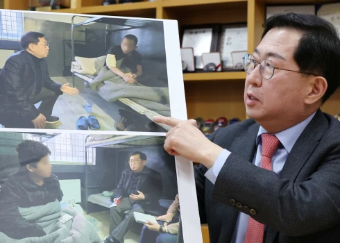 Ziemeļkorejas deputāts runā par diviem Ziemeļkorejas karavīriem, kurus sagūstījusi Ukraina.