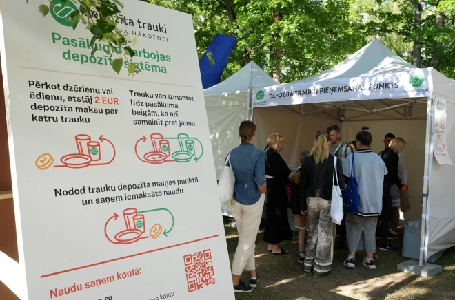 Depozīta trauku nodošanas punkts sarunu festivālā “Lampa” Cēsīs.