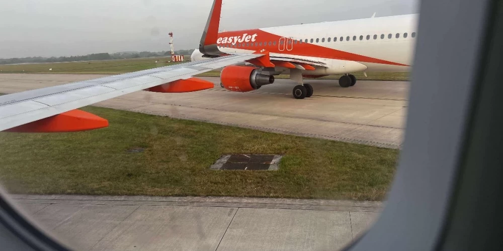 Lidmašīnas pasažiere norāda, ka sadursme radīja spēcīgu triecienu.