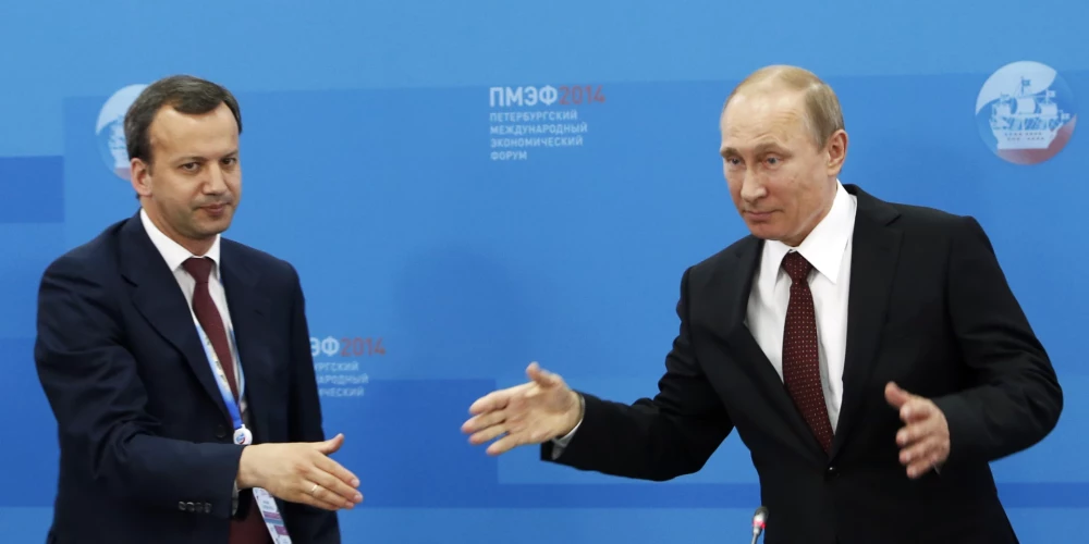 Arkādijs Dvorkovičs (no kreisās) kopā ar Vladimiru Putinu 2014. gada Ekonomikas forumā Sanktpēterburgā.