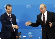 Arkādijs Dvorkovičs (no kreisās) kopā ar Vladimiru Putinu 2014. gada Ekonomikas forumā Sanktpēterburgā.