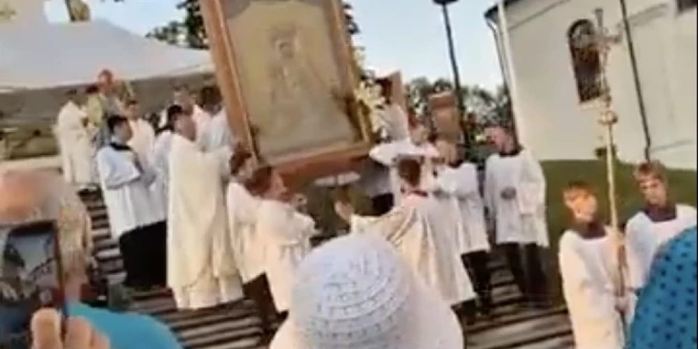 Aglonā gājiena laikā nokrīt glezna.