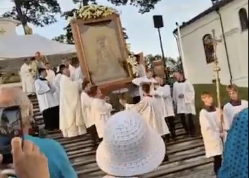 Aglonā gājiena laikā nokrīt glezna.