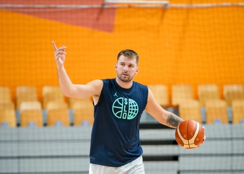 Luka Dončičs Rīgā jau ir no ceturtdienas, aizvadot treniņu olimpiskajā centrā.