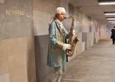 VIDEO: netipiski ģērbies vīrietis ar saksafonu iepriecina ļaudis tunelī pie "Stockmann"