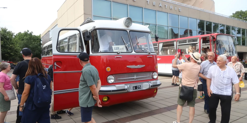 Šodien, 15. augustā, Rīgā pie Dailes teātra notika īpašs pasākums – Retro autobusu festivāls, kuru rīkoja autobusu pārvadājumu uzņēmums "Lux Express Latvia", atzīmējot savu 30 gadu ilgo darbību Latvijā.