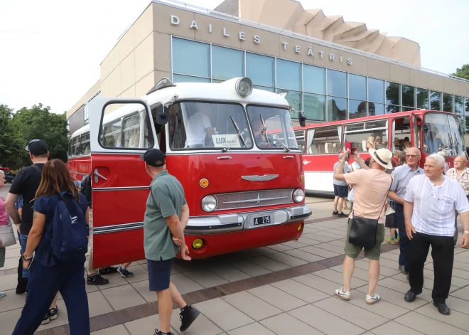 Šodien, 15. augustā, Rīgā pie Dailes teātra notika īpašs pasākums – Retro autobusu festivāls, kuru rīkoja autobusu pārvadājumu uzņēmums "Lux Express Latvia", atzīmējot savu 30 gadu ilgo darbību Latvijā.