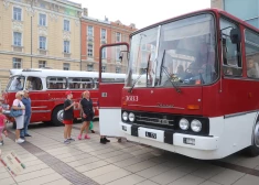 FOTO: Rīgā ieradušies retro autobusi – ļaudis izmanto unikālo iespēju aplūkot vēsturiskos transporta līdzekļus