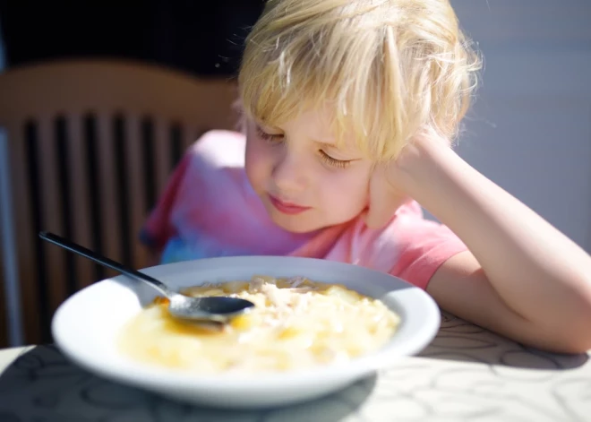 "Mammīt, man negaršo..." Pārtikas atlikumi uz bērnu šķīvjiem - milzīga problēma visā pasaulē