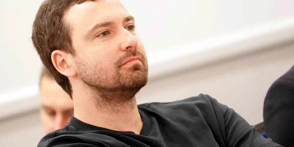 Latvijas Tenisa savienības prezidents Ernests Gulbis un ģenerālsekretārs Jānis Mellups piektdien atkāpās no amatiem federācijā. 