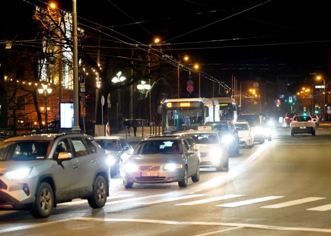 Rīgā izveidojies pamatīgs sastrēgums uz Vecāķu prospekta