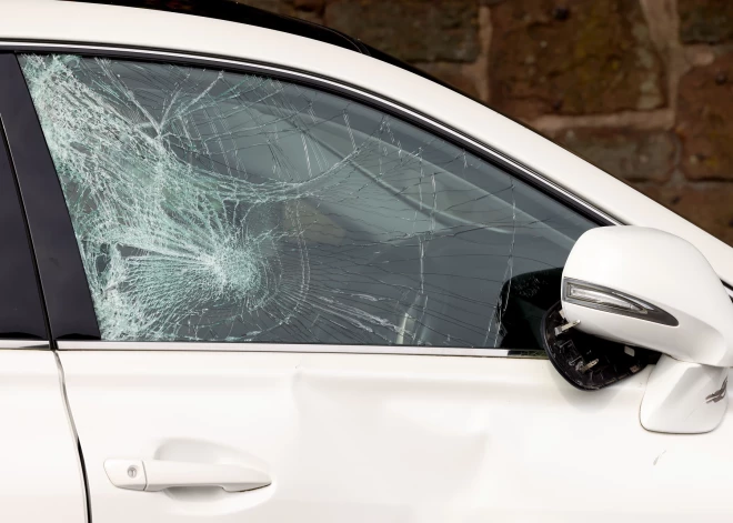 Aizvadīta "melnā piektdiena" uz Latvijas autoceļiem - negadījumos cietuši teju 30 cilvēki