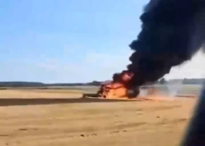 ВИДЕО: пожар в открытом поле - в Салдусском крае сгорел комбайн