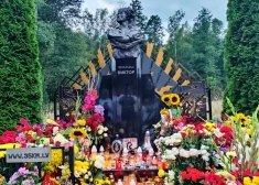 ФОТО: Цой все еще жив - в наших сердцах! Тысячи фанатов в Латвии приехали на место гибели легендарного рок-музыканта
