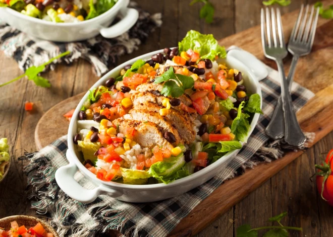 Как приготовить полезный белковый салат с фасолью и кукурузой