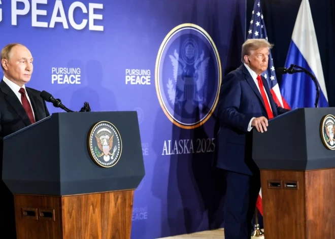 ВИДЕО: во время саммита на Аляске журналисты заметили странные телодвижения Путина. Что это?