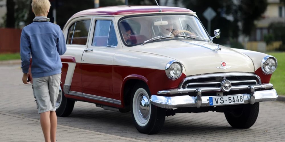 Rīdziniekus pilsētas ielās priecē retro spēkrati.