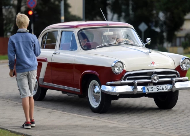 Rīdziniekus pilsētas ielās priecē retro spēkrati.