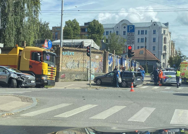 Rīgas centrā notikusi spēcīga sadursme, kurā iesaistīts arī nomas auto.
