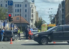 FOTO, VIDEO: Rīgas centrā nomas auto "CityBee" smagi sadūries ar "Volvo"