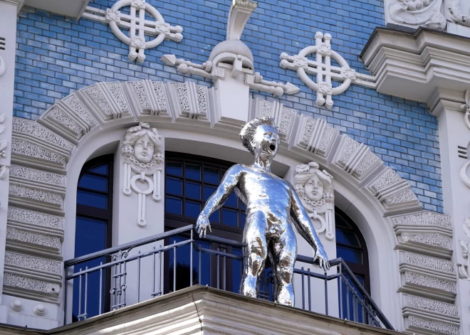 Skulptūras "Labrīt" turpmāka atrašanās pie Elizabetes ielas ēkas fasādes būs atkarīga no saskaņojuma ar NKMP