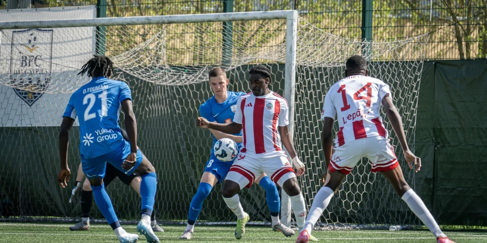 "Liepājas" futbolisti kļūst par pirmajiem Latvijas kausa pusfinālistiem.